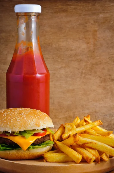 Cheeseburger, batatas fritas e ketchup — Fotografia de Stock