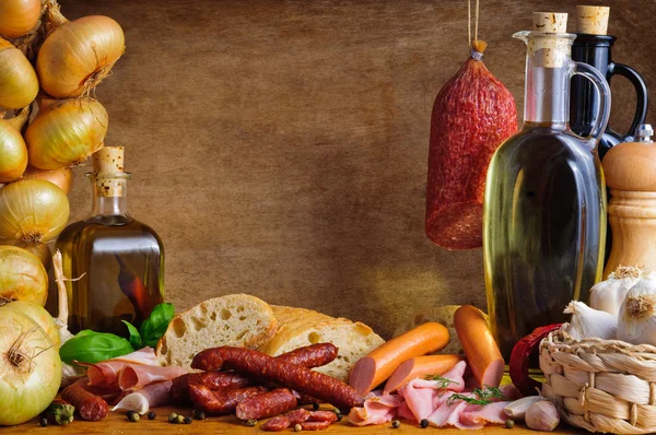 Традиционное мясо и колбасы — стоковое фото