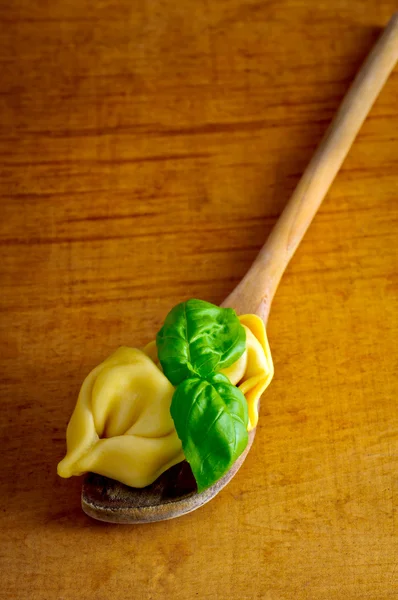 Tortellini en cuchara de madera —  Fotos de Stock