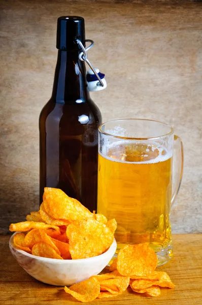 Burgonya chips és a sör — Stock Fotó