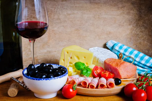 Zeytin, peynir, jambon ve şarap — Stok fotoğraf