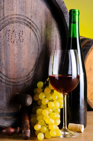 Vino tinto y uvas — Foto de Stock