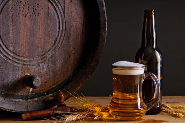 Piwo i drewniane beczki — Zdjęcie stockowe