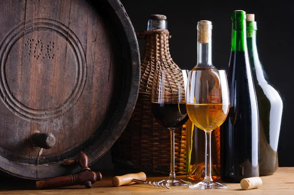 Degustacja wina w piwnicy — Zdjęcie stockowe