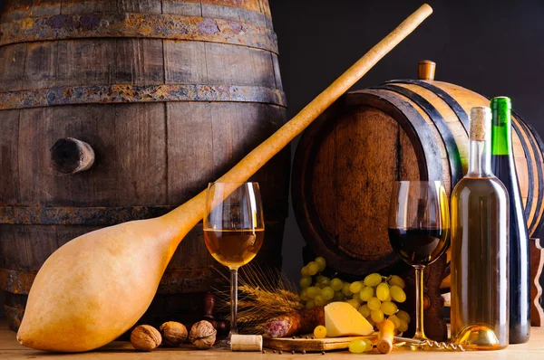 Comida tradicional y vino — Foto de Stock