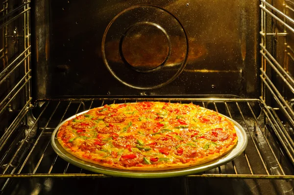 Hausgemachte Pizza im Ofen — Stockfoto