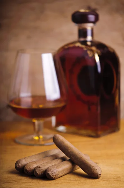 古巴雪茄和法国科涅克白兰地 — 图库照片