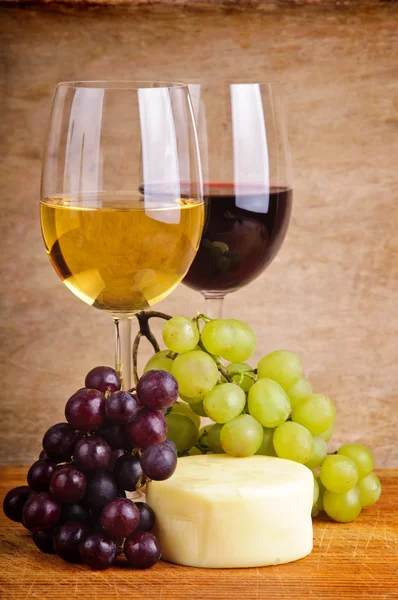 Natureza morta com uvas, queijo e vinho — Fotografia de Stock