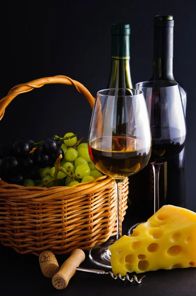 ワイン、ブドウ、チーズ — ストック写真