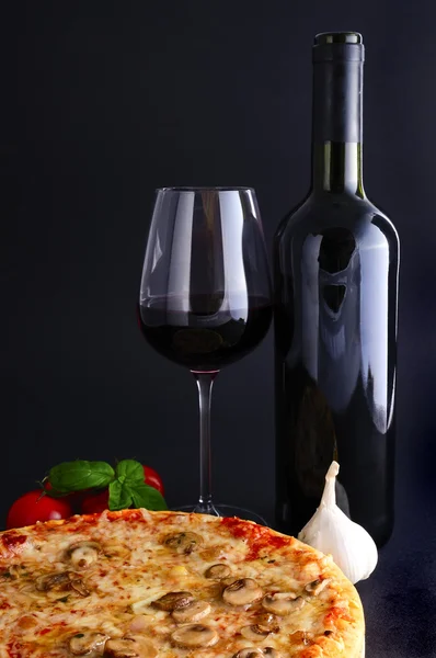 Traditional pizza and red wine — Stock Photo, Image
