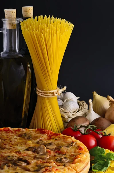 Pizza, Pasta und Zutaten — Stockfoto