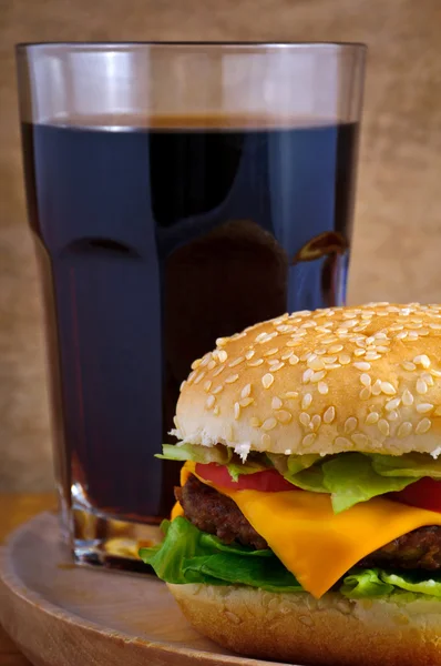 Cheeseburger and cola — Stock Photo, Image