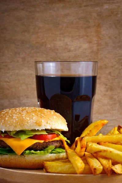 Patates kızartması ve kola ile hamburger menü — Stok fotoğraf