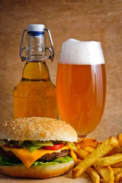 맥주와 햄버거 메뉴 — 스톡 사진