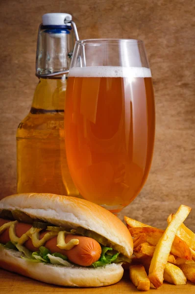 Cerveza, perrito caliente y papas fritas — Foto de Stock