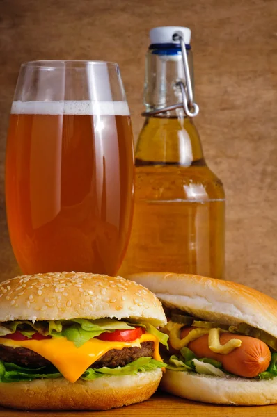 Fast food i piwo — Zdjęcie stockowe
