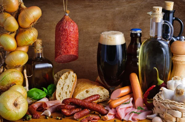 Salsicce tradizionali e birra — Foto Stock