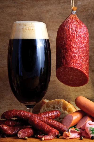Пиво и традиционные колбасы — стоковое фото