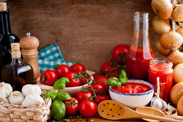 Tomatensaus en ingrediënten — Stockfoto