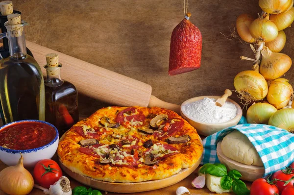 Pizza de salame — Fotografia de Stock