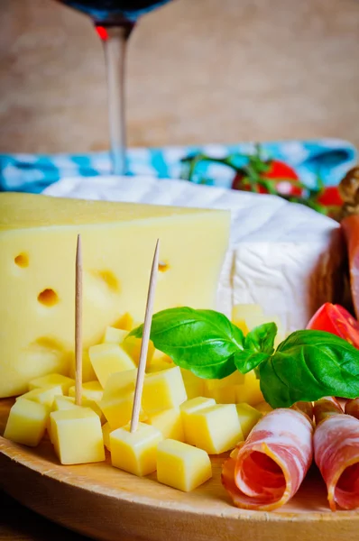 Brânză și aperitive prosciutto — Fotografie, imagine de stoc
