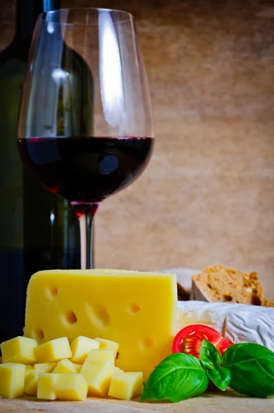 Cheese appetizer and wine — Stock Photo, Image