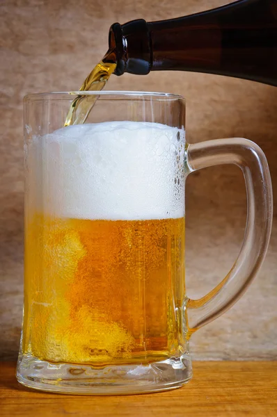 Derramando cerveja — Fotografia de Stock