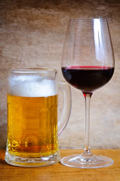 Bier mok en wijn glas — Stockfoto