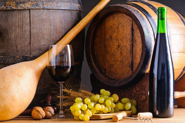Κόκκινο κρασί και τα ξύλινα βαρέλια — Φωτογραφία Αρχείου