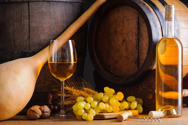Παραδοσιακό λευκό κρασί και βαρέλια — Φωτογραφία Αρχείου