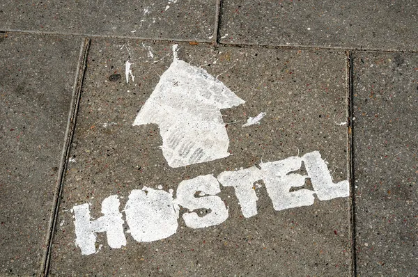 Sinal Hostel no chão — Fotografia de Stock