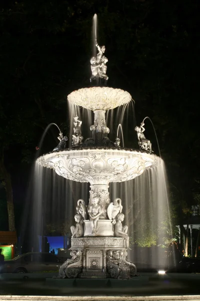 Nachtbrunnen saranrom park, bangkok, thailand — Stockfoto