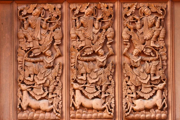 Sculpture traditionnelle sur bois de style thaï Photo De Stock