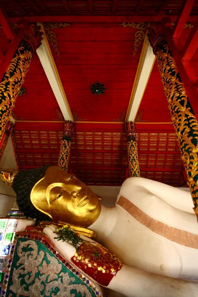 Статуя Будди у Wat понг Sanook Тай — стокове фото