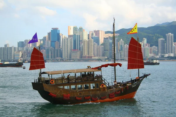 Kinesiska båt genom floden vid victoria harbour, hong kong — Stockfoto