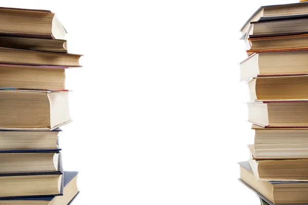 Två vertikala travar av böcker på en vit bakgrund Stockbild