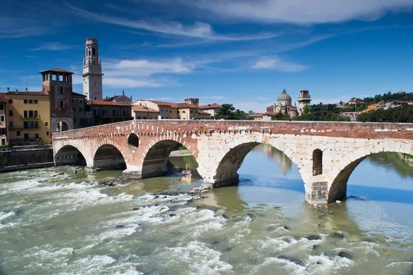 Adige folyó keresztezi verona Jogdíjmentes Stock Képek