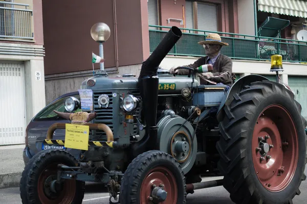 Старик над трактором — стоковое фото