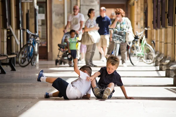Dos niños jugando en el suelo — Foto de Stock