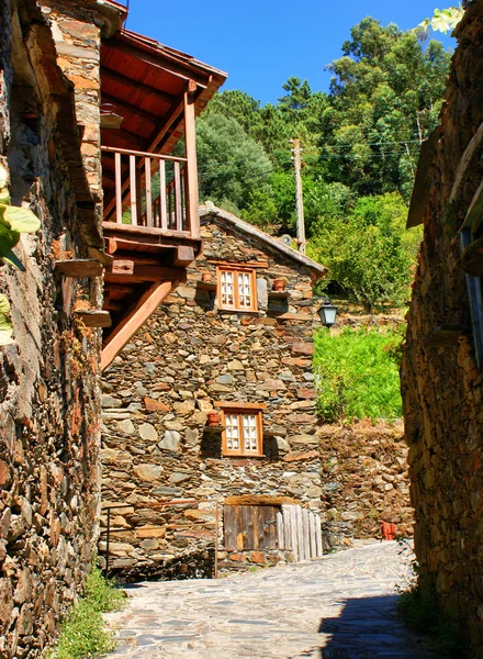 Pequena aldeia de montanha típica de xisto — Fotografia de Stock