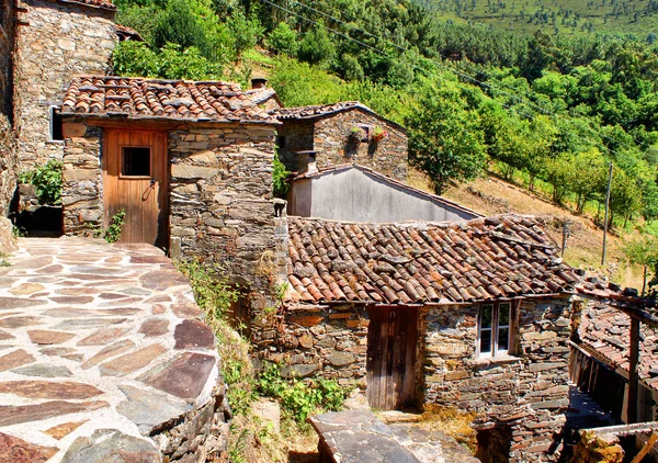 Petit village typique de montagne de schiste — Photo