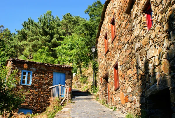Malé typické horské vesnice schist v lousa, Portugalsko — Stock fotografie