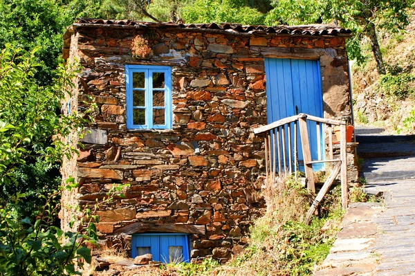 Pequeño pueblo típico de montaña de esquisto en Lousa, Portugal —  Fotos de Stock