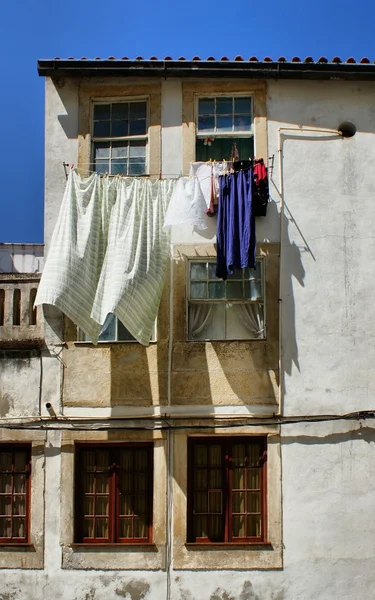 Torka kläder på hus fönster — Stockfoto