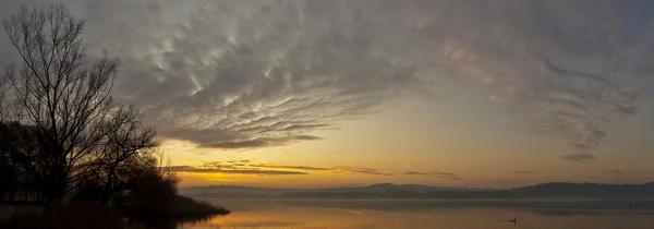 ヴァレーゼの湖の日の出 — ストック写真