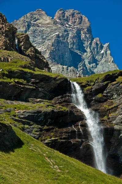 Mount cervino och vattenfall, aosta-dalen — Stockfoto