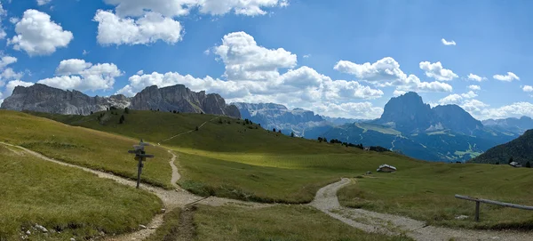 Dolomiten, der Monte Stevia und die Gruppe des sassolungo - Italien — Stockfoto
