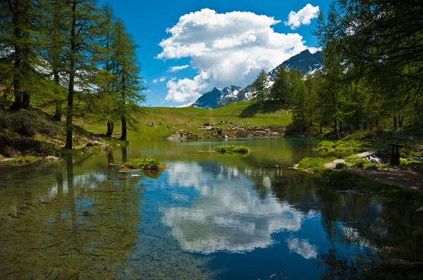 Aosta vallei, blauwe lake — Stockfoto