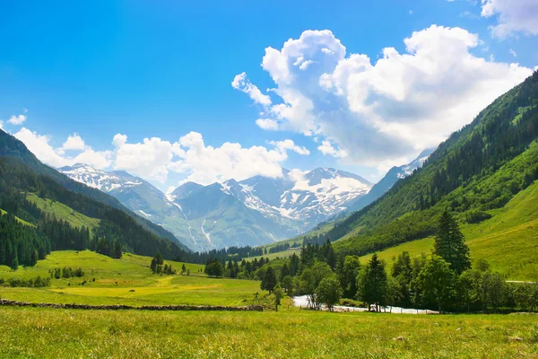 Bela paisagem natural nos Alpes na Áustria . — Fotografia de Stock