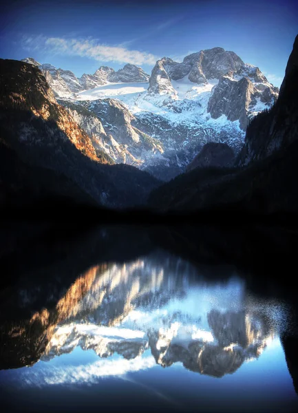 奥地利与山湖反射的阿尔卑斯山 — 图库照片